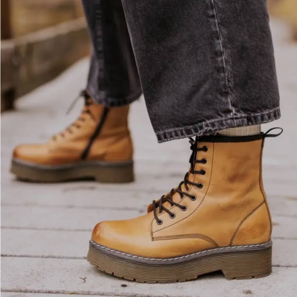 NEW Roolee Brown Elvis Platform Boot - Size 8